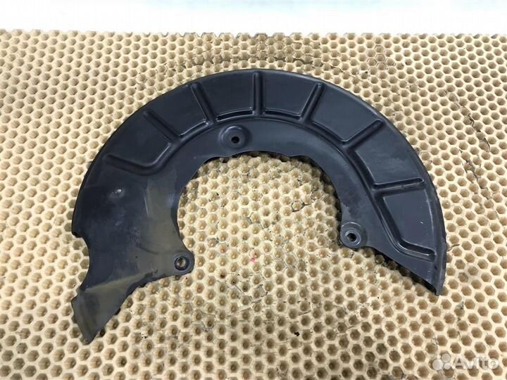 Щит опорный передний правый VW Tiguan (5N1,5N2) 2