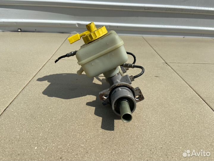 Главный тормозной цилиндр Volkswagen Golf 4