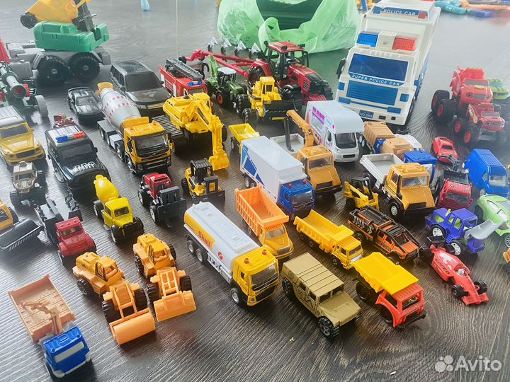 Машинки много