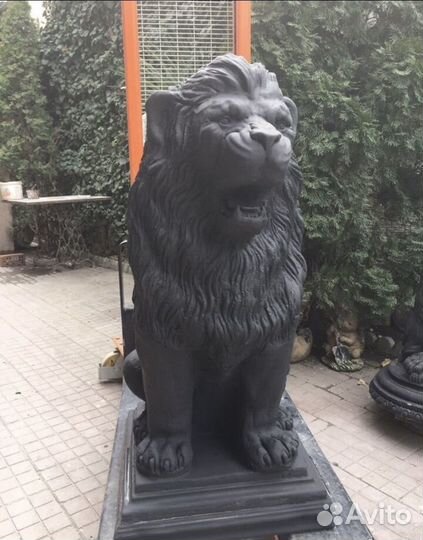 Скульптура льва