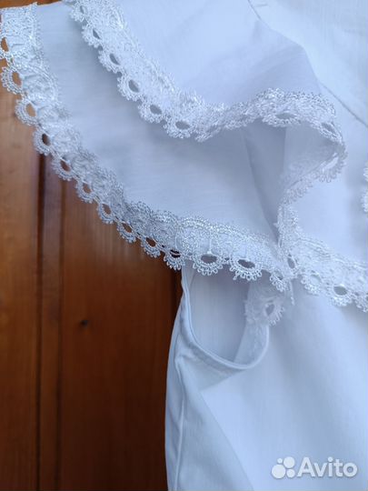 Продам нарядную белую школьную блузку на девочку