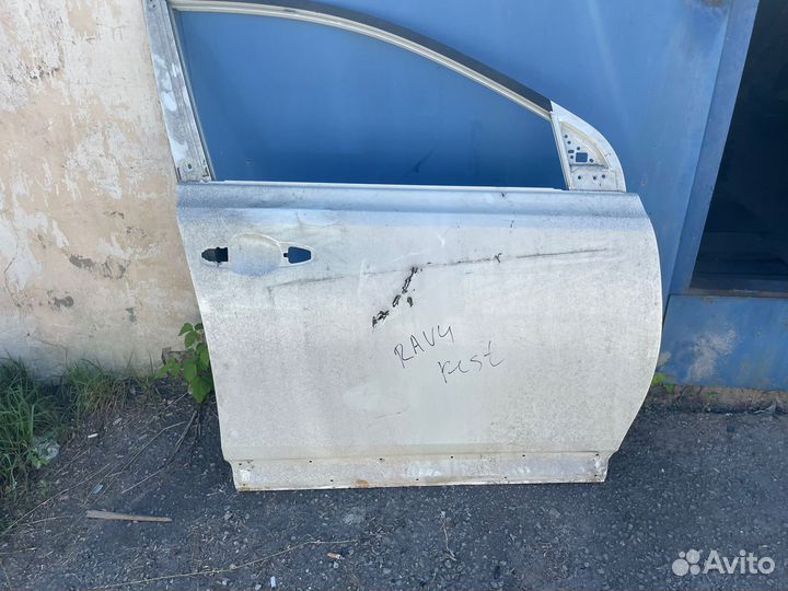 Дверь передняя правая 67001-42150Toyota Rav4 40