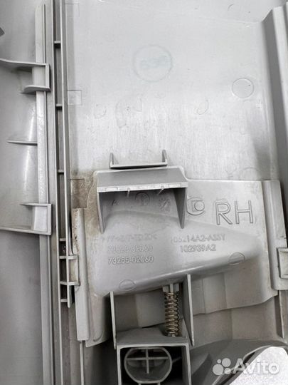 Накладка центральной стойки кузова правая Toyota