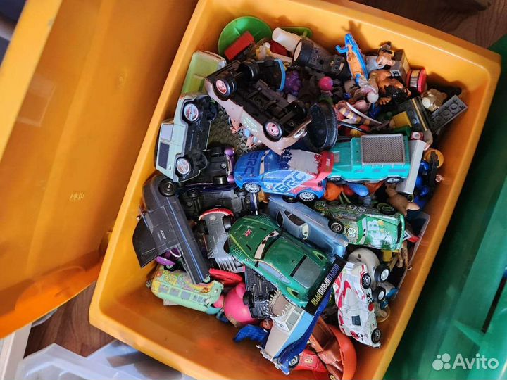 Очень много лего и тачки