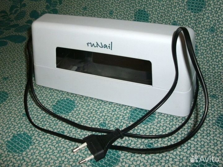 Маникюрная лампа и книга про маникюр