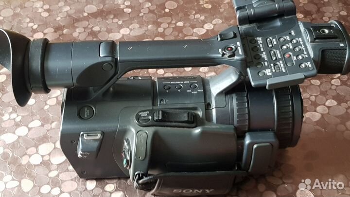Продаю большую видеокамеру Sony HDR-FX1E