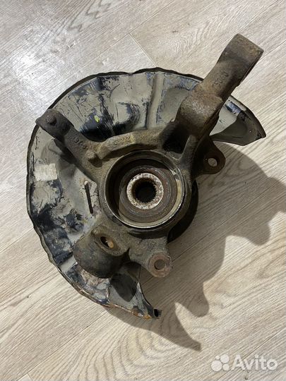 Кулак поворотный Toyota Corolla Verso перед левый