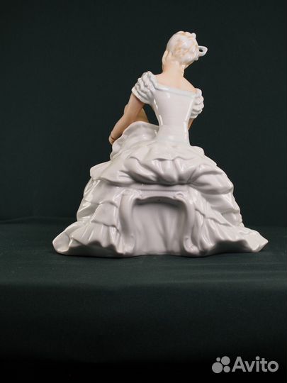 Фарфоровая статуэтка 