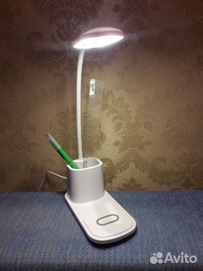 Настольная лампа с беспроводной зарядкой