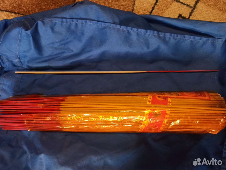 Вонючие палки из тая тлеют и дымят