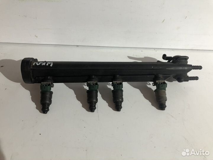 Топливная рампа с форсунками Шкода Октавия Тур