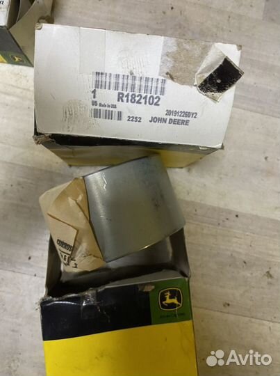 Джон Дир R182102 втулка 7830 John Deere
