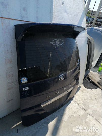 Дверь багажника Toyota Noah AZR60