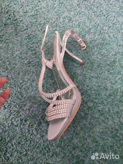 Босоножки со стразами