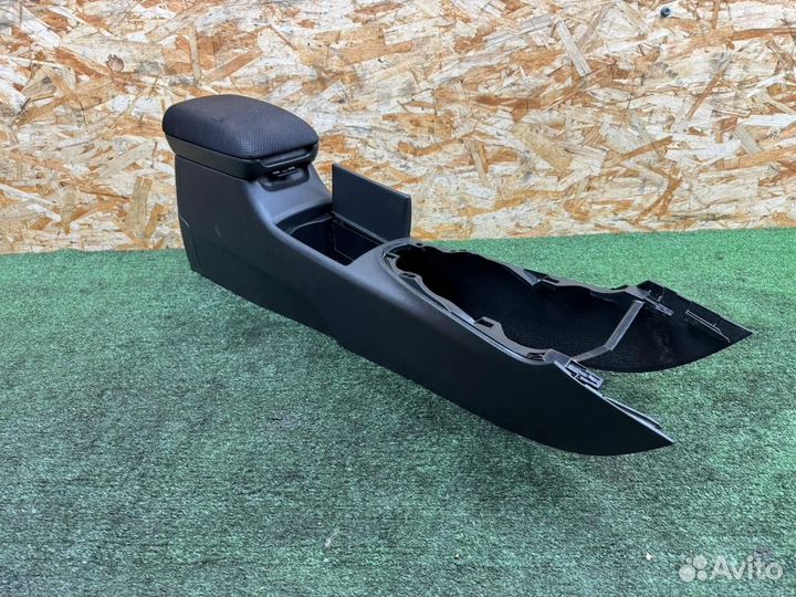 Подлокотник Toyota Caldina AZT241W 1azfse 2007