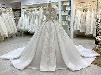 Королевское свадебное платье со шлейфом