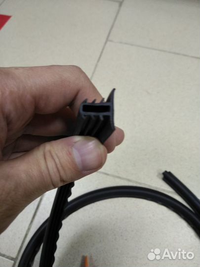 Универсальный уплотнитель между панелью и стеклом