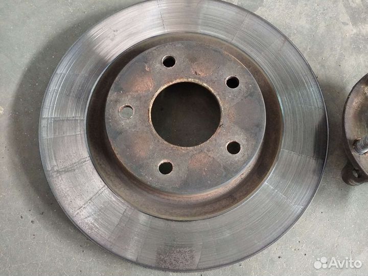 Передняя ступица и тормозные диски Ниссан тиана