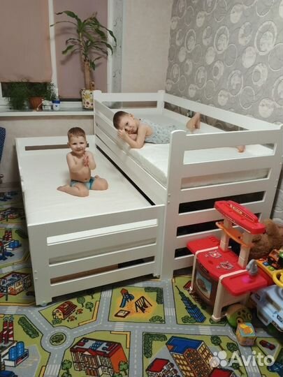 Кровать выдвижная двухъярусная модель 