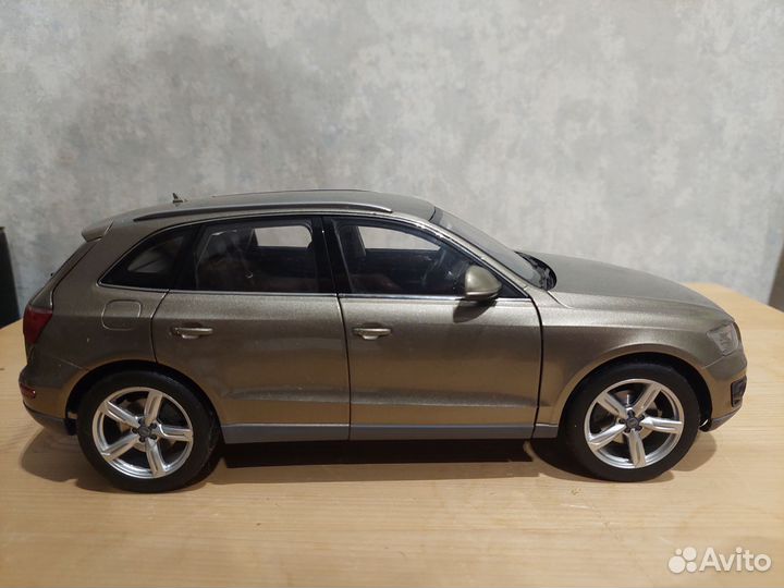 Модель автомобиля 1:18 audi Q5