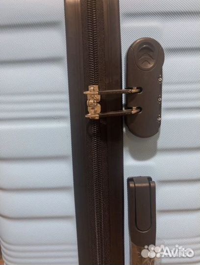 Чемодан на колесах средний М+