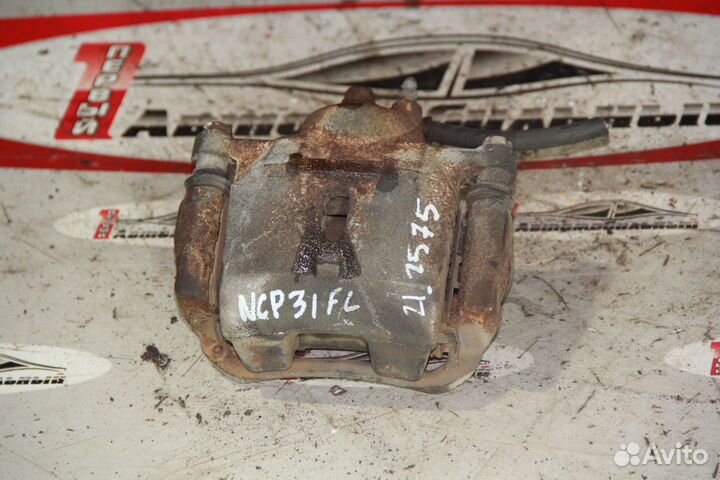 Суппорт перед лево c Toyota Funcargo NCP20 2NZ-FE