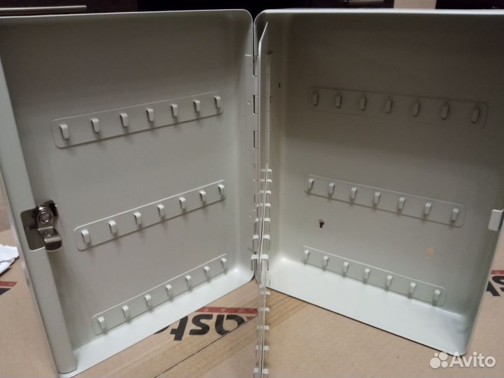 Ключница настенная металлическая