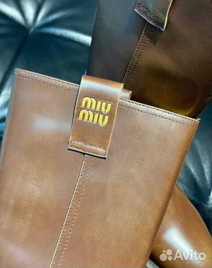 Женские кожаные сапоги Miu Miu