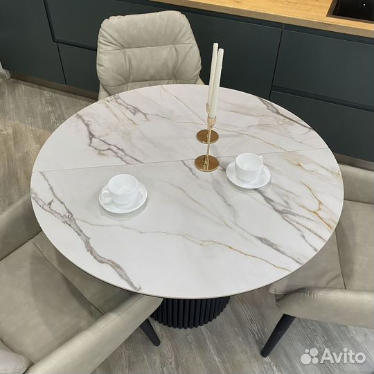 Стол стеклянный надежный механизм