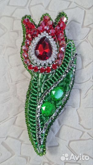 Брошь ручной работы из бисера