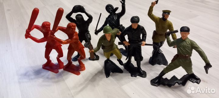 Фигурки СССР солдаты и неондертальцы