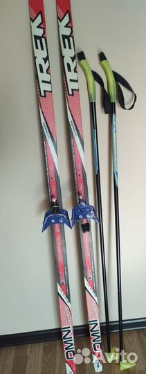 Беговые лыжи с палками 1.60