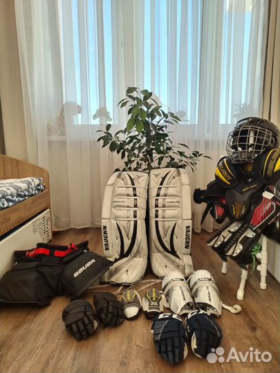Много хоккейной экипировки