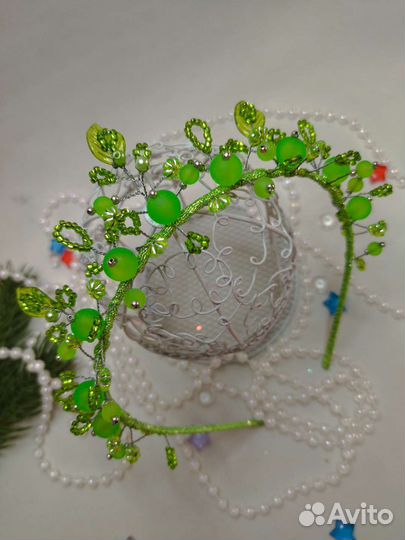 Корона нежно зелёного цвета