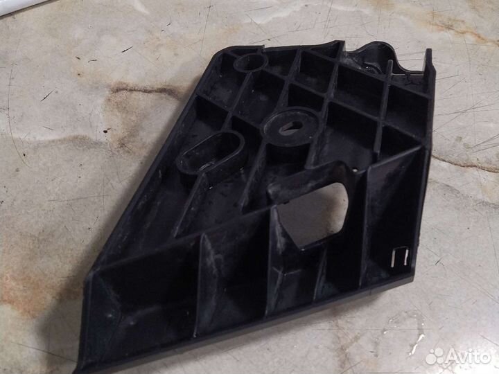 Кронштейн R крепления фары Ниссан кашкай