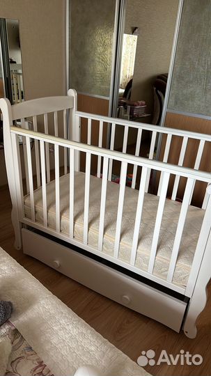 Детская кроватка с маятником и ящиком