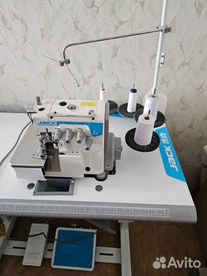 Промышленная швейная машина оверлок