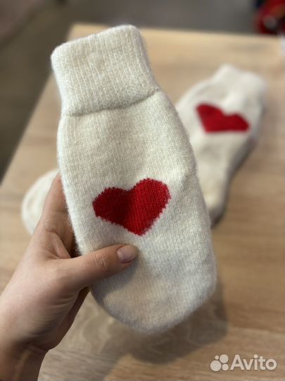 Комплект подарочный варежки и носки с сердечками