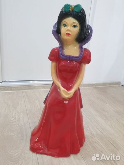 Кукла фарфоровая