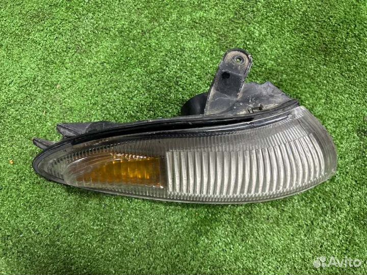 Поворотник передний правый Toyota Sprinter Marino