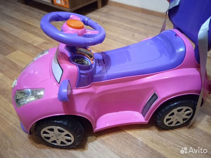 Детская машина каталка с ручкой