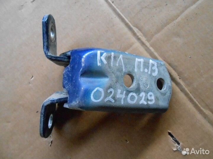 Петля двери передняя левая верхняя Kia Rio 2011-20