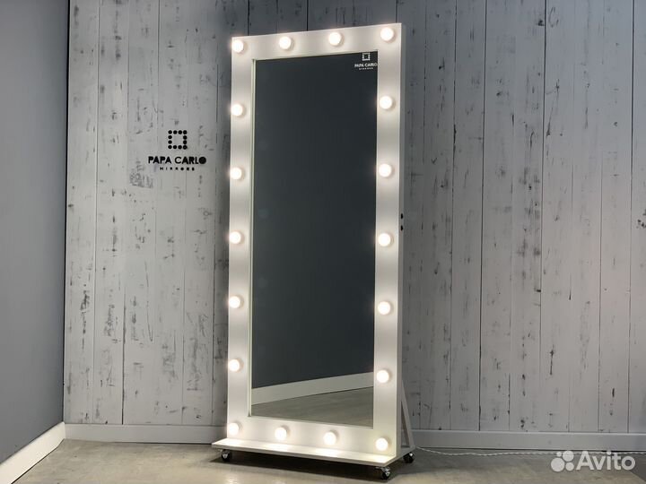 Гримерное зеркало с лампочками