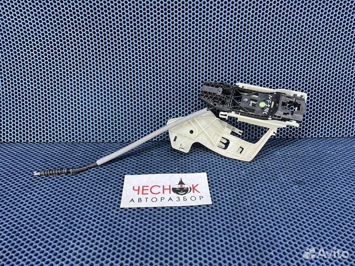 Ручка внутренняя левая VW Touareg NF/FL