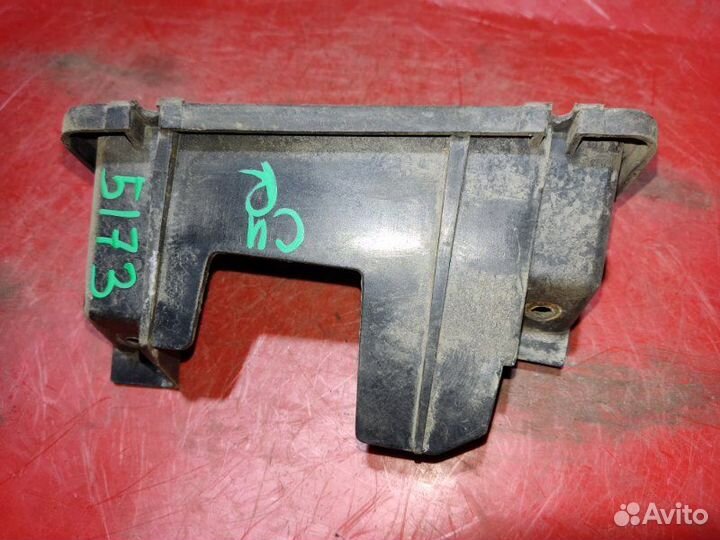 Упор фонаря правый Audi 100 седан 2.5 AAT 1991