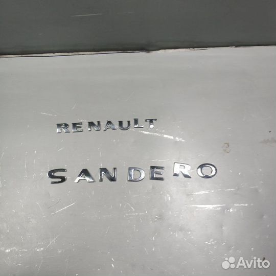 Эмблема крышки багажника Renault Sandero 2 K7M812