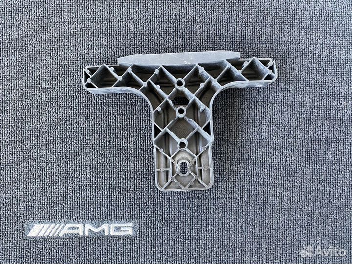 Кронштейн крепления решетки Mercedes w212