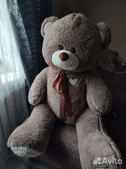 Большой плюшевый медведь