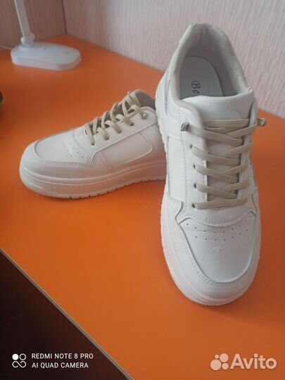 Кроссовки женские