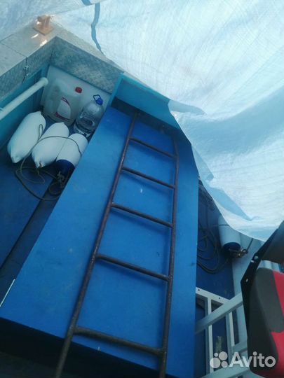 Катер с каютой
